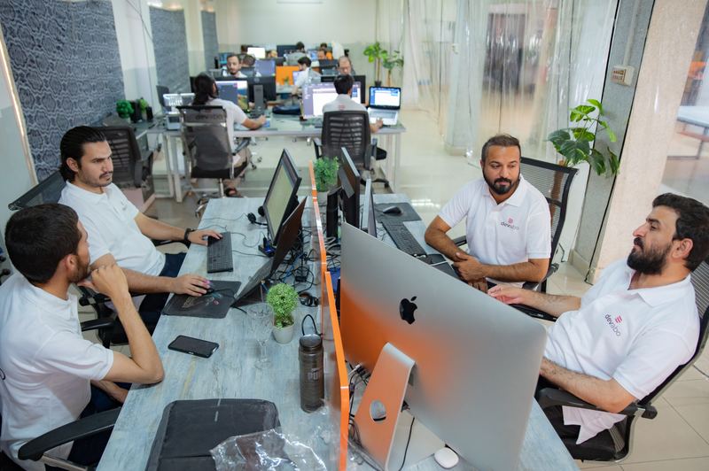 Blick in das Großraumbüro in Islamabad mit mehreren Reihen besetzter Arbeitsplätze.